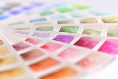 Birincil renklerin tonlarında yakın plan renk paleti kırmızı, mavi, yeşildir. Ön plan ve arkaplan bulanık.