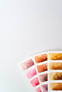 Renk paleti, kahverengi ve pembe tonlu üç şerit kağıt, suluboya kağıt..