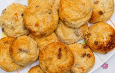 Süzme peynirli krep, fırında pişirilmiş beyaz bir masa örtüsüyle bir tabakta yakın plan.. 