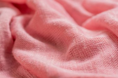 Pembe örülmüş sentetik kumaş dokusu arkaplanı.