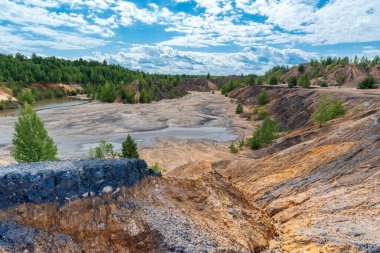 Kurumuş nehrin kum ocaklarındaki vadisinin panoramik manzarası..