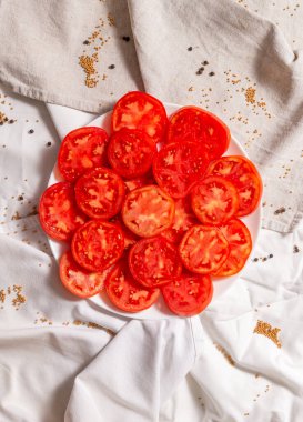 Nane aromalı masa örtüsünde dilimlenmiş domatesli tabak..