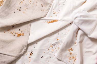 Yemek ve servis için arka plan. Keten kabuklu kumaş hafiftir, içinde baharat ve biber taneleri vardır..