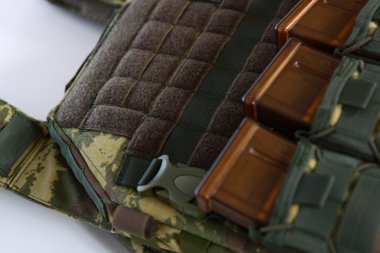 Kurşun geçirmez orduyla ve cephane için taktik yelek