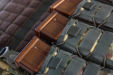 Kurşun geçirmez orduyla ve cephane için taktik yelek