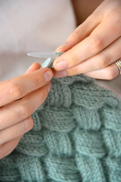 Young woman knitting — Stock Photo, Image