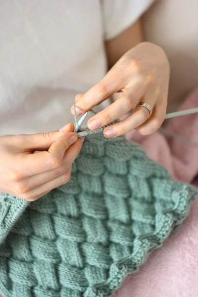 Giovane donna che lavora a maglia — Foto Stock