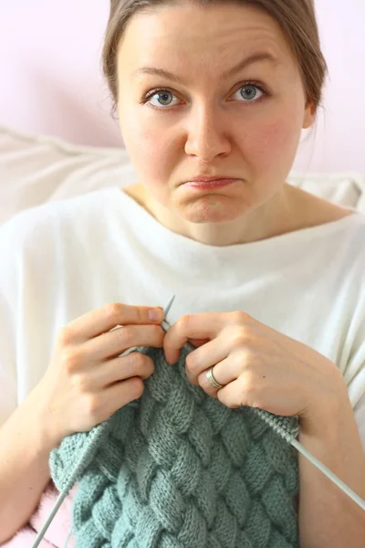 Junge Frau kann nicht stricken — Stockfoto