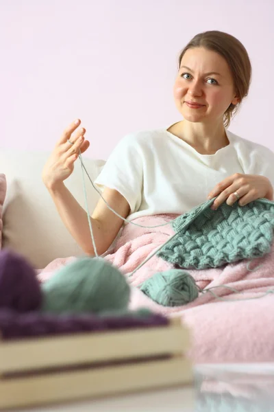 Junge Frau strickt — Stockfoto