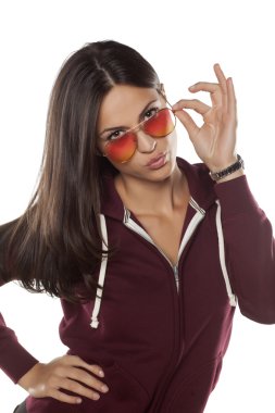 hoodie ve güneş gözlüğü