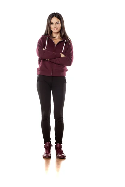 Kvinna iklädd träningsoverall byxa och hoodie — Stockfoto