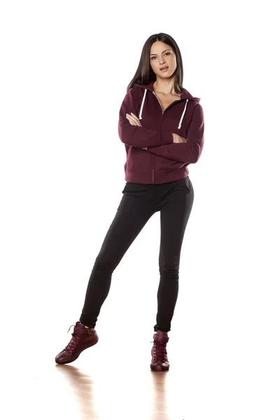 Kvinna iklädd träningsoverall byxa och hoodie — Stockfoto