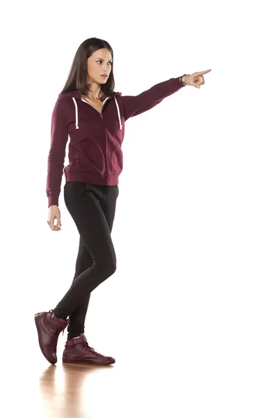 Sportiga kvinnan pekar riktning — Stockfoto