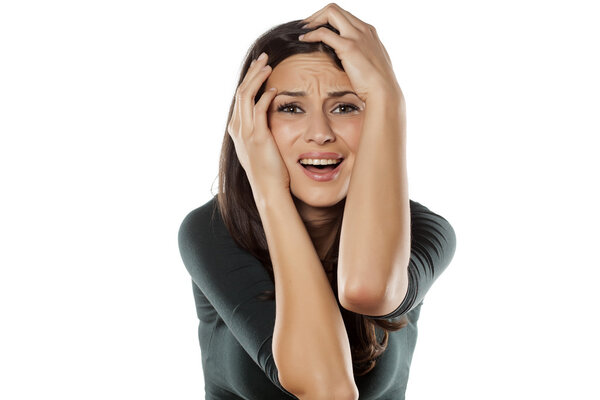 Отчаянная молодая женщина
