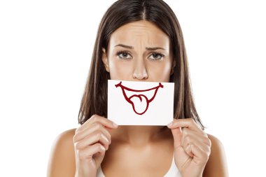 kadın çizilmiş bir gülümseme ile