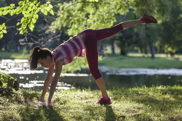 Mulher se exercitando no parque — Fotografia de Stock