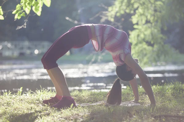 Mulher se exercitando no parque — Fotografia de Stock