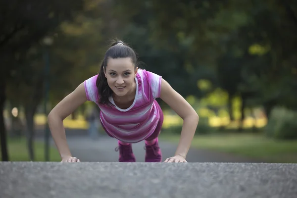 Mulher se exercitando no parque — Fotografia de Stock