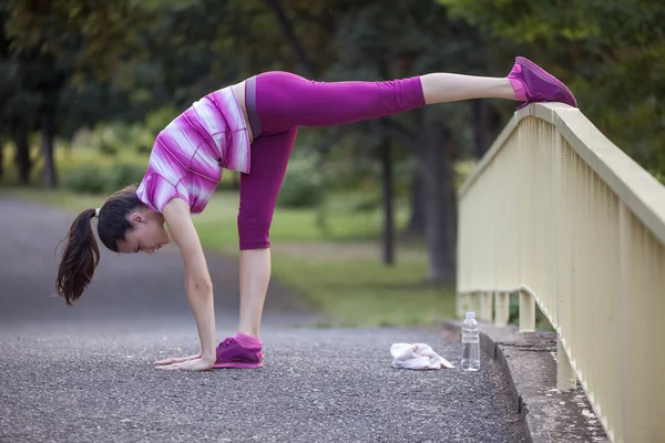 Mulher se exercitando no parque — Fotografia de Stock