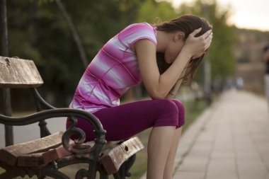 üzgün ve dalgın kadın