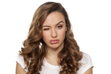 Kaşı kaldırılmış şüpheli kız