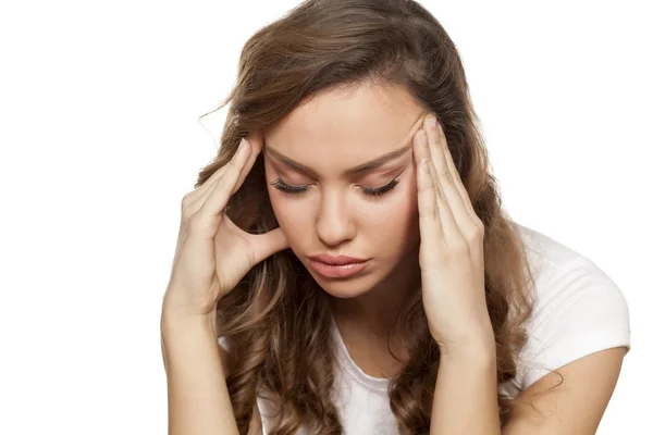 Chica con un fuerte dolor de cabeza — Foto de Stock