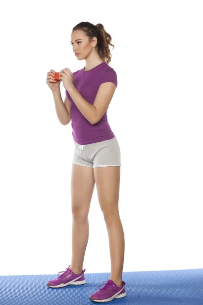 Chica haciendo ejercicio con peso — Foto de Stock