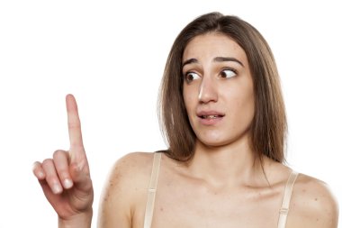 korkmuş genç kadın 