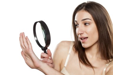 Tırnaklarına arayan kadın