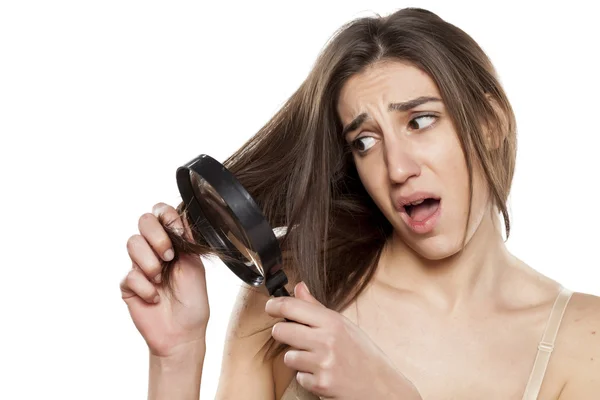 Mulher com cabelo danificado — Fotografia de Stock