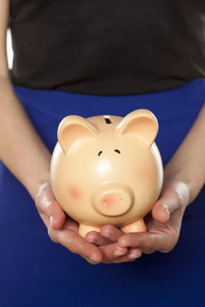 Mulheres com um banco porquinho — Fotografia de Stock