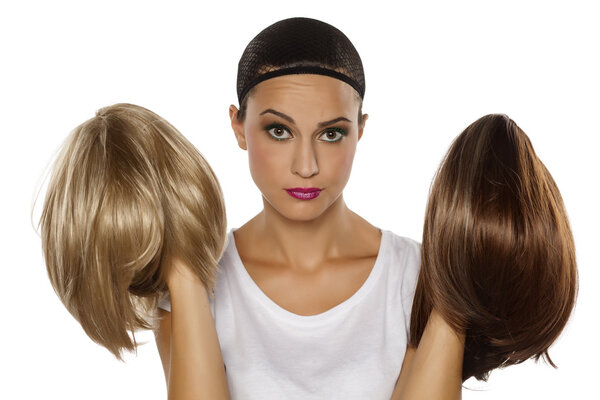 светлый или коричневый парик
