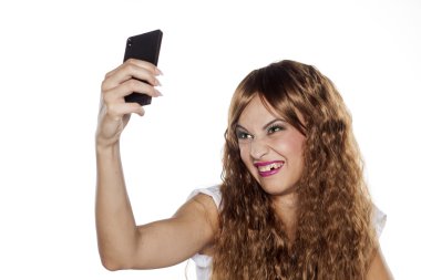 Kadın selfie çekiyor.
