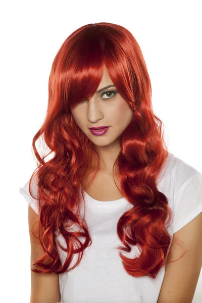 Mujer con una peluca roja — Foto de Stock