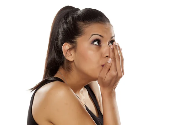 Mujer revisando su aliento —  Fotos de Stock