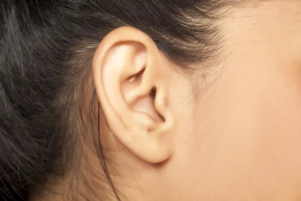 Partes del cuerpo - oreja femenina — Foto de Stock