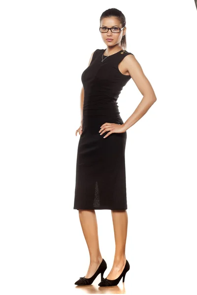 Donna in abito nero stretto — Foto Stock