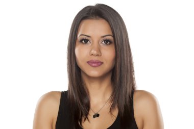 Ciddi koyu tenli kadın 