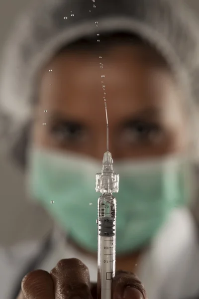 Jeringa en la mano del médico — Foto de Stock