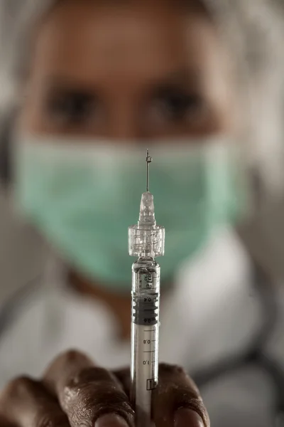 Jeringa en la mano del médico —  Fotos de Stock