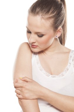 sorunlu cilt ile sarışın