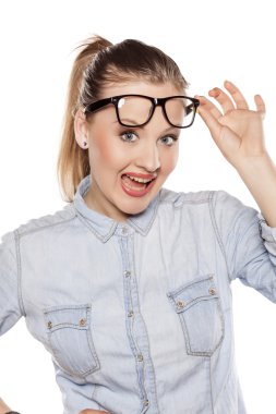 Genç sarışın gözlüklü