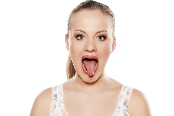 Blond haar tong tonen — Stockfoto