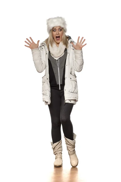 Verängstigte Frau in Winterkleidung — Stockfoto