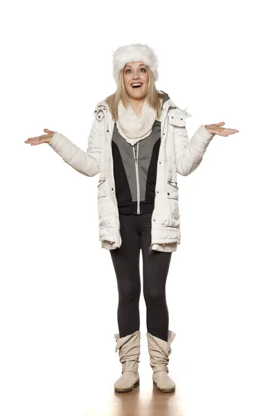 Frau im Winteroutfit — Stockfoto