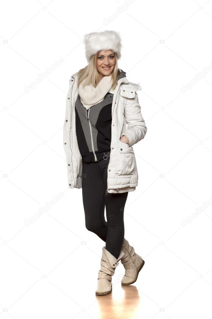 Belle jeune femme en vêtements d\u0027hiver qui pose en studio \u2014 Image de VGeorgiev
