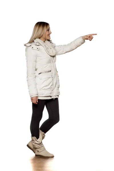 Werbefrau in Winterkleidung — Stockfoto