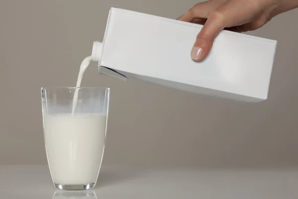 Hälla i ett glas mjölk — Stockfoto