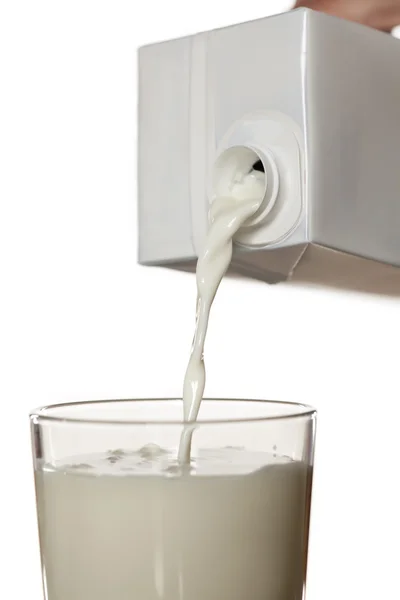 Leche vertiendo en un vaso — Foto de Stock