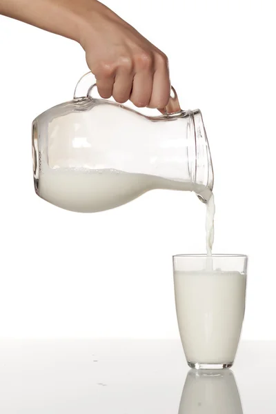 Milch in ein Glas gießen — Stockfoto